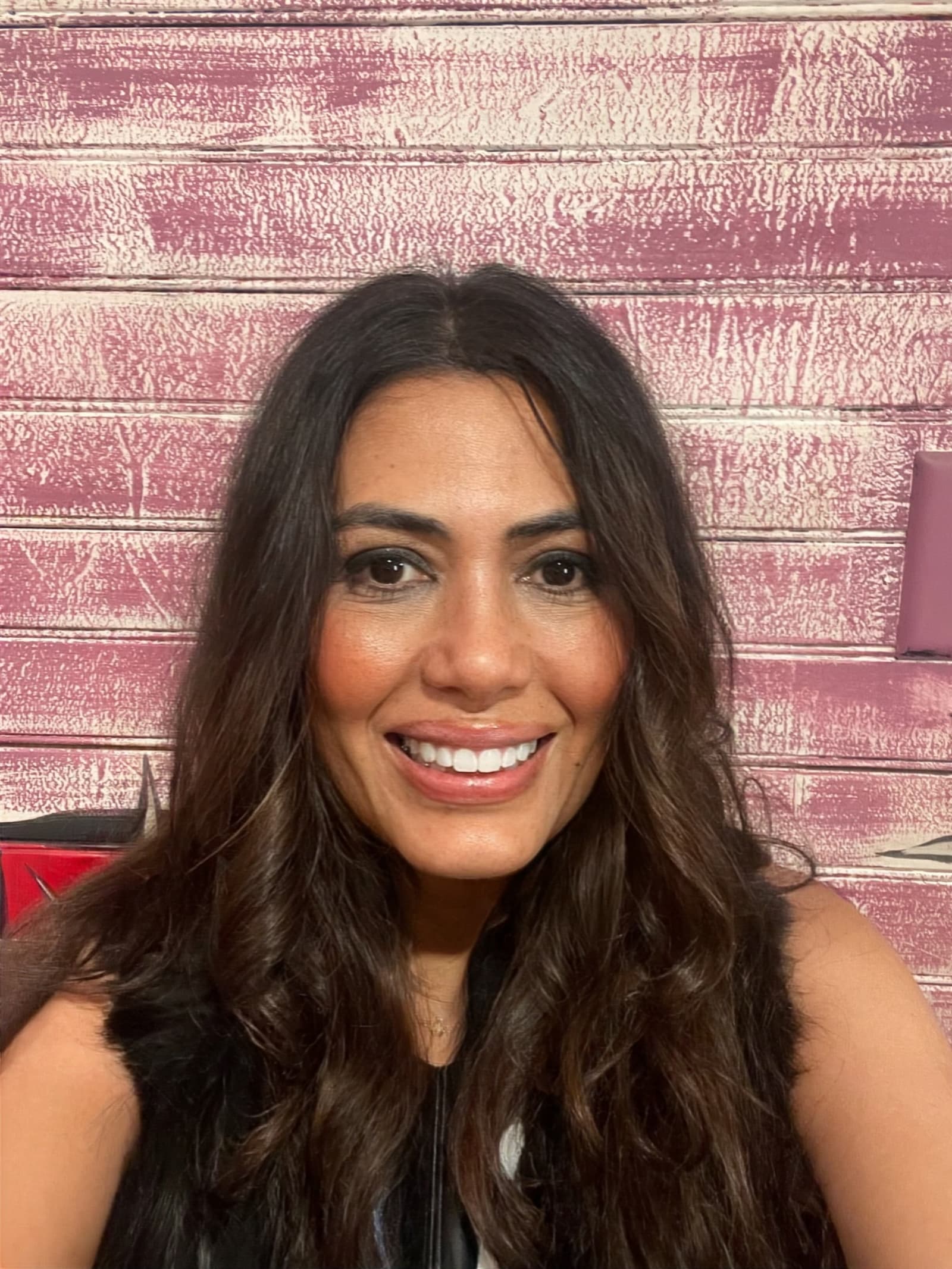 Amanda Thompson - Before AI headshot selfie | GoStudio.ai Amanda Thompson profile