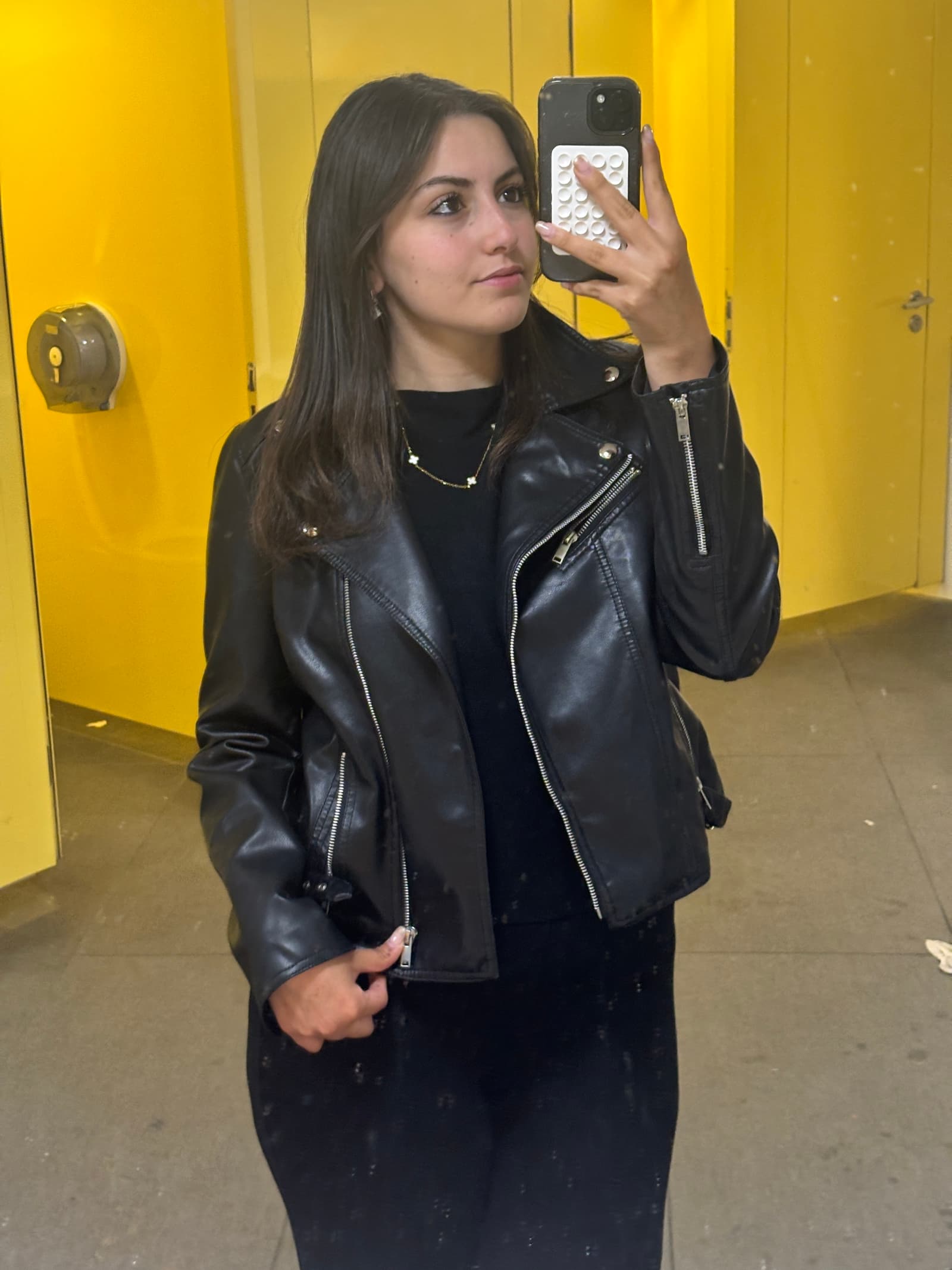 Sarah Miller - Before AI headshot selfie | GoStudio.ai Sarah Miller profile